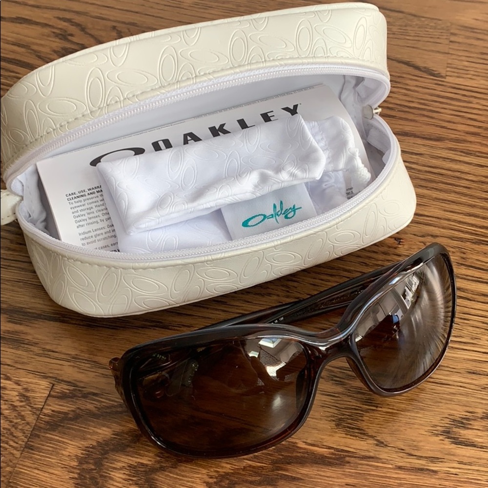 Oakley Urgency women’s polarized wrap sunglasses🤎